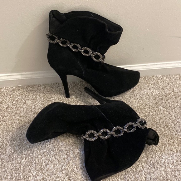 ankle stylish booties, heels, decoration - Picture 1 of 11